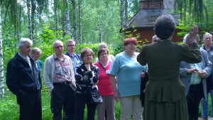 Sukukokouksen retken osanottajia ja opas ruukkimiljöössä